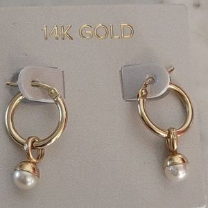 NWOT pair of 14k solid gold and Akoya pearls hoop earrings.